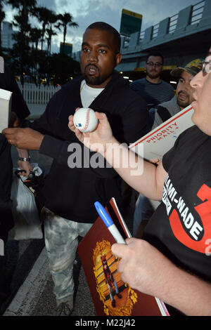 MIAMI, FL - 22. April: Kanye West kommt an den Internationalen Flughafen von Miami am 22. April 2016 in Miami, Florida Personen: Kanye West Stockfoto