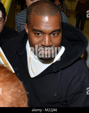 MIAMI, FL - 22. April: Kanye West kommt an den Internationalen Flughafen von Miami am 22. April 2016 in Miami, Florida Personen: Kanye West Stockfoto