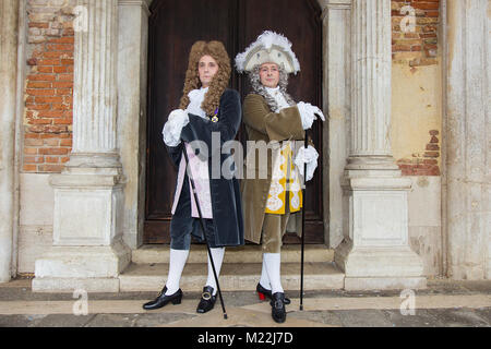 Gentleman Venezianische Masken im eleganten Kostüm für Karneval in Venedig - Markusplatz in Venedig. Stockfoto