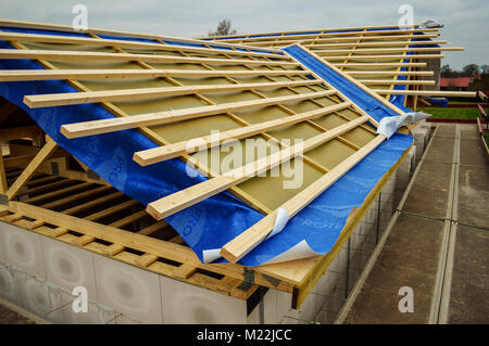 Fachwerk Dach an einem bewölkten Tag. Stockfoto