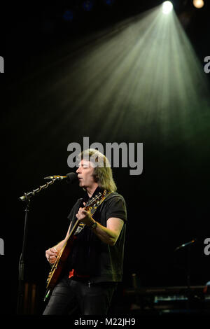 FORT LAUDERDALE, FL - 14. April: Steve Hackett führt auf dem Parker Playhouse. Stephen Richards teve" Hackett ist ein englischer Musiker, Sänger und Songwriter. Er gewann als Lead Gitarrist der Englischen progressive rock Band Genesis, der er 1970 beigetreten und 1977 Links eine solo Karriere am 14. April 2016 in Fort Lauderdale, Florida zu verfolgen. Menschen: Steve Hackett Stockfoto