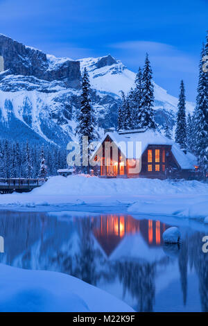 Emerald Lake Lodge Cabin British Columbia Kanada während der Blauen Stunde im Winter Stockfoto