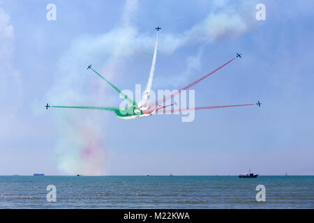 Frecce Tricolori (Dreifarbige Pfeile) - Italienisch akrobatische Flugzeuge team Ausstellung über den Strand von Grado, Italien Stockfoto