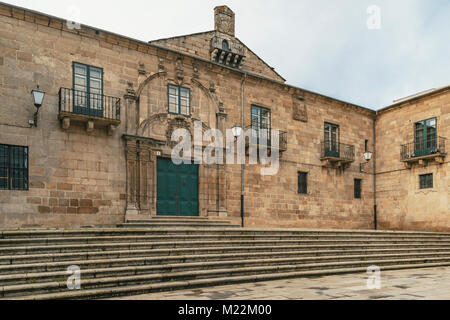 Bischöflicher Palast in der Stadt Lugo, Region Galizien, Spanien. Barocke Gebäude mit gotischen und blason bleibt auf der Fassade. Stockfoto