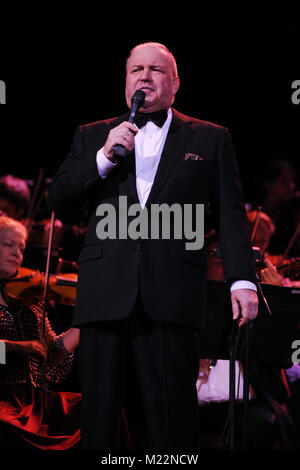 HOLLYWOOD, FL - Januar 05: Frank Sinatra jr führt im Hard Rock Live im Seminole Hard Rock Hotel & Casino am 5. Januar 2008 in Hollywood, Florida Personen: Frank Sinatra jr statt Stockfoto