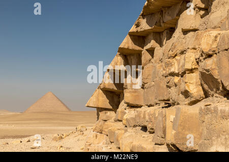 Rote Pyramide des Alten Reiches Pharao Snofru aus der Nähe seines Knickpyramide gesehen Stockfoto