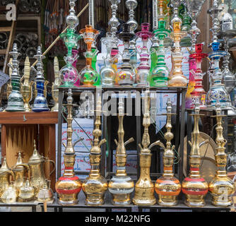 Glas und Messing Wasserpfeife auf den Verkauf in den Souk, Kairo, Ägypten Stockfoto