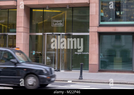 Ein Londoner Taxi fährt vorbei an den Hauptsitz von Hogan Lovells, einer internationalen Anwaltskanzlei, bei 50 Holborn Viadukt. Stockfoto