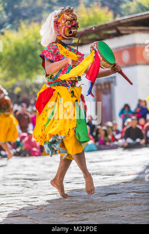 Prakhar Lhakhang, Bumthang, Bhutan. Buddhistischer Mönch, ein Tanz in der Duechoed religiöses Fest. Stockfoto