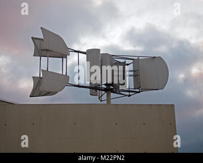 Windenergieanlage mit Cliff House, San Francisco, Kalifornien Stockfoto