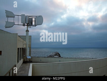 Windenergieanlage mit Cliff House, San Francisco, Kalifornien Stockfoto