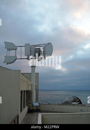 Windenergieanlage mit Cliff House, San Francisco, Kalifornien Stockfoto