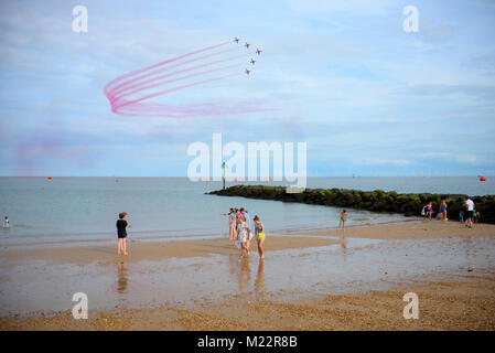 RAF Red Arrows an der Clacton-on-Sea Airshow. Leute, die Sie über das Meer Fliegen Stockfoto