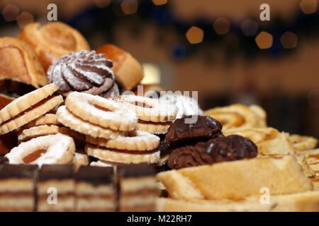 Tabelle mit verschiedenen Cookies, Torten, Kuchen, Muffins und cakepops Stockfoto