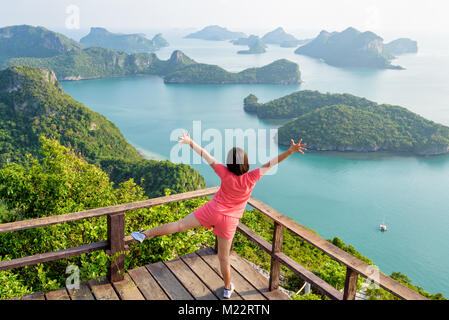 Frau touristische stehen auf dem Podium Posing ist Peak View Point von Ko Wua Ta Lap und schöne Natur Landschaft der Insel und Meer im Mu Ko Ang Thong Na Stockfoto
