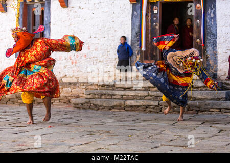 Prakhar Lhakhang, Bumthang, Bhutan. Buddhistische Mönche einen Tanz in der Duechoed religiöses Fest. Stockfoto