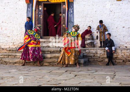 Prakhar Lhakhang, Bumthang, Bhutan. Buddhistische Mönche tragen Masken der mythologischen Gottheiten während der Durchführung einer Tanz in der Duechoed religiöses Fest Stockfoto