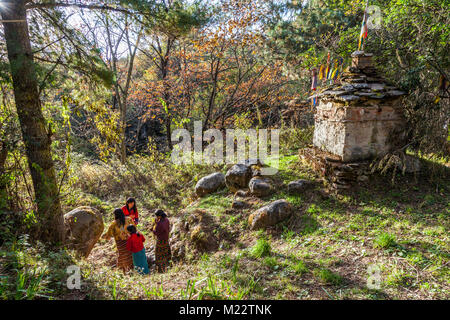 Chumey Valley, in der Nähe von Prakhar, Lhakhang, Bumthang, Bhutan. Alte Chorten, ein Heiligtum in der Regel zum Gedenken an eine heilige Person. Stockfoto