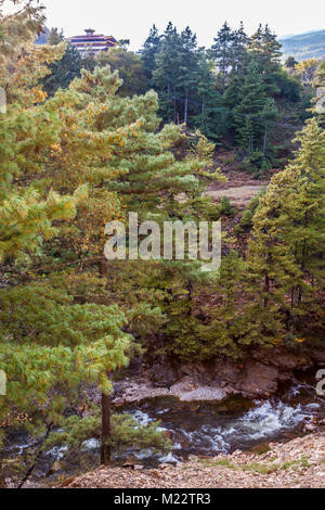 Prakhar Lhakhang (Tempel, Kloster), Bergwald, chumey Valley, Bumthang, Bhutan. Stockfoto