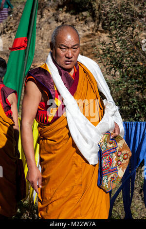Prakhar Lhakhang, Bumthang, Bhutan. Buddhistischer Mönch in traditioneller Kleidung Vorbereitung zum König willkommen. Stockfoto