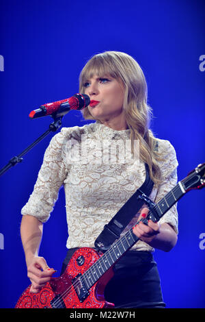 ATLANTA, GA - 18. April: Seven-Time Grammy Gewinner Taylor Swift (* 13. Dezember 1989) führt die rote Tour an der Philips Arena am 18. April 2013 in Atlanta, Georgia. Personen: Taylor Swift Stockfoto