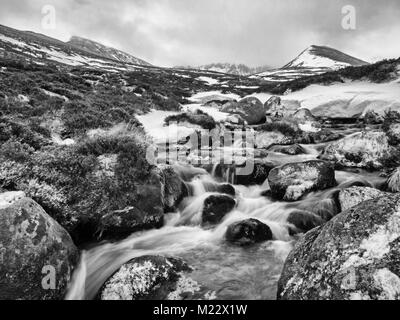 Gletscherbach tumbling down aus dem Cairngorm Plateau, Cairngorms National Park, Highlands, Schottland, winter Stockfoto