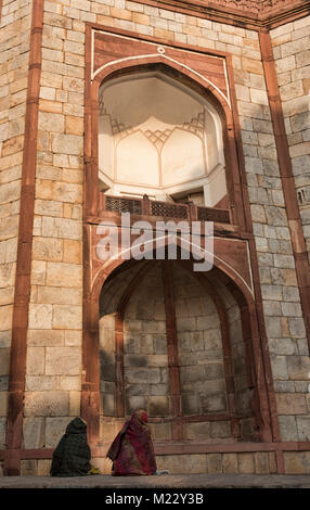 Paar fallenden Frauen an Humayum's Grabmal, Delhi, Indien Stockfoto