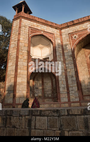 Paar fallenden Frauen an Humayum's Grabmal, Delhi, Indien Stockfoto