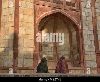 Paar fallenden Frauen an Humayum's Grabmal, Delhi, Indien Stockfoto