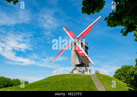 Sint-Janshuis Mühle, Mühle mit wenigen Wolken und blauer Himmel in Brügge, Belgien. Stockfoto