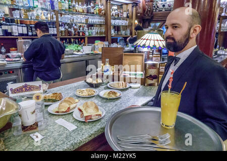 Buenos Aires Argentinien, Cafe Tortoni, Wahrzeichen, ikonisches Kaffeehaus, Restaurant Restaurants Essen Essen Essen Cafe Cafés, innen, Bar Lounge Pub, Dekor, Mann Stockfoto