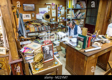 Buenos Aires Argentinien, historisches Zentrum, La Libreria de Avila, innen, Buchhandel, gebrauchte Bücher, Antiquitäten, selten, unordentlicher Schreibtisch, Erwachsener, Mann Stockfoto