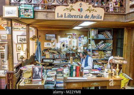 Buenos Aires Argentinien, historisches Zentrum, La Libreria de Avila, innen, Buchhandel, gebrauchte Bücher, Antiquitäten, selten, unordentlicher Schreibtisch, Mann Männer, Arbeit Stockfoto