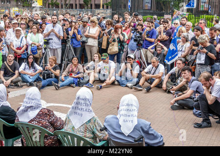 Buenos Aires Argentinien, Plaza de Mayo, Hauptplatz, Mütter des Plaza de Mayo Asociacion Madres de Plaza de Mayo, wöchentlicher protestmarsch im märz, Pressebekenner Stockfoto