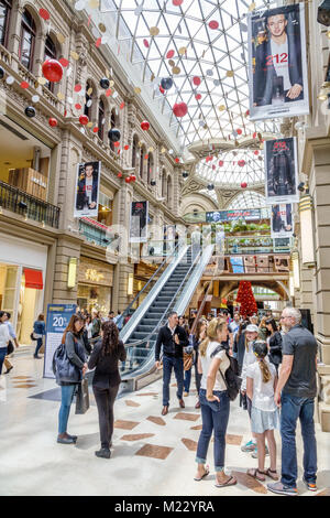 Buenos Aires Argentinien, Gallerias Pacifico Mall, innen, Geschäfte, Dachfenster, Rolltreppe, Familie Familien Eltern Eltern Kinder Kinder, Frau weibliche Frauen, Hispan Stockfoto