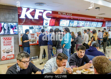 Buenos Aires Argentinien, Gallerias Pacifico Mall, Food Court plaza, KFC, amerikanisches Hühnerrestaurant, Theke, Fast Food, Line, Hispanic, Mann Männer männlich, Essen, Arg Stockfoto