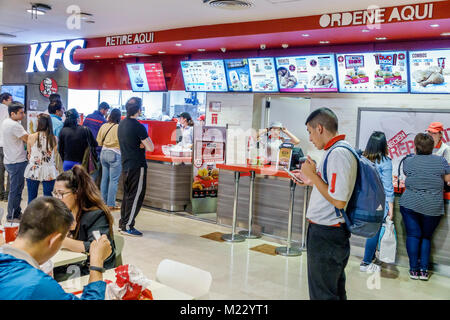 Buenos Aires Argentinien, Gallerias Pacifico Mall, Food Court plaza Tischtische zwangloses Essen, KFC, amerikanisches Hühnerrestaurant, Theke, Fast Food, Line, Hispa Stockfoto