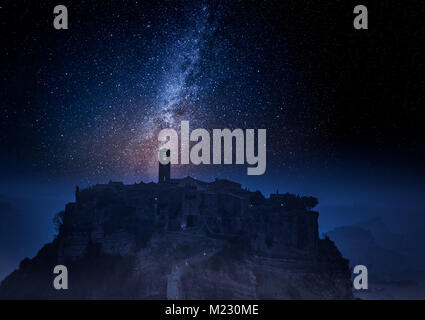 Milchstraße und Altstadt von Bagnoregio in der Nacht, Italien Stockfoto