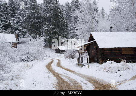 Schnee bedeckt Holzhütten Am Granat Ghost Town, auf Bear Gulch, nordwestlich von Drummond, Montana. Die Gruben in der Umgebung extrahiert werden in erster Linie Gold. Stockfoto