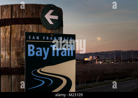 Zwölf Stunden, bevor es die volle, Blau und Blut Mond, der gibbous Mond erhebt sich über der East Bay Hügel, gesehen von der San Francisco Bay Trail. Stockfoto