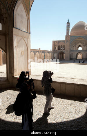 Touristen fotografieren der Agha Bozorg Moschee in Kashan, Iran Stockfoto