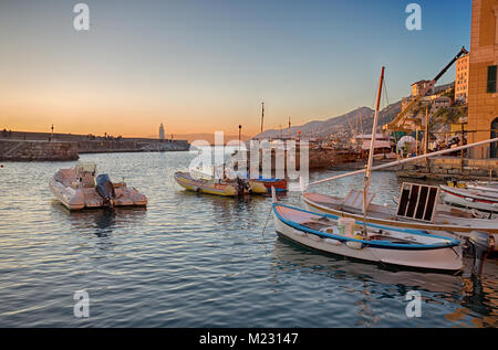 Rom, Italien, 13. Januar 2018 - Blick auf den Strand von Camogli mit Leuchtturm bei Sonnenuntergang, Genua (Genova) Provinz, Ligurien, Mittelmeer, Italien Stockfoto