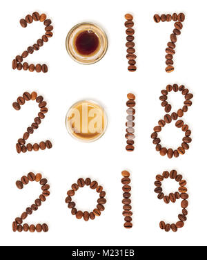 Termine aus Kaffeebohnen mit einem Glas Espresso. Jahre 2017, 2018 und 2019 Stockfoto