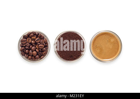 Gläser gefüllt mit Kaffee Bohnen, gemahlenen Kaffee und frisch gebrühten Espresso. Stockfoto