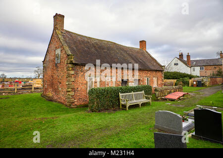 Armenhäuser auf dem Friedhof der St. Mary's Kirche, Acton, Cheshire Stockfoto