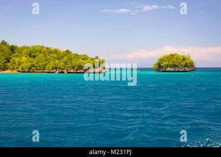 Togian Inseln Reiseziel, Togean Inseln malerischen Strand und Küste mit üppigen, grünen Dschungel im türkisblauen Meer, Sulawesi, Indonesien. Stockfoto