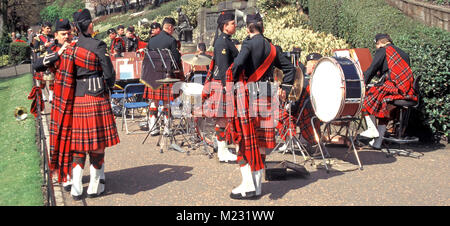 Die Princes Street Gardens Soldat in Kilts Militärkapelle & Instrumente Musik An der Kranzniederlegung parade Zeremonie Edinburgh Schottland Großbritannien zur Verfügung zu stellen Stockfoto