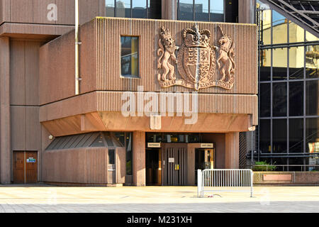 Liverpool Queen Elizabeth II Gerichte umfasst City Crown Court, District Probate Registry & Liverpool Youth Court, königlichen Wappen England Großbritannien Stockfoto