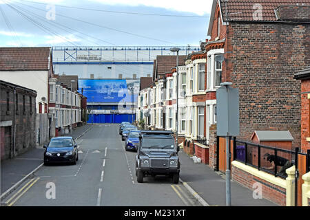 Wohnstraße der Reihenhäuser mit verkehrsberuhigung Höcker & Everton Football Club Goodison Park Stadion am Ende der Straße Liverpool England Großbritannien Stockfoto