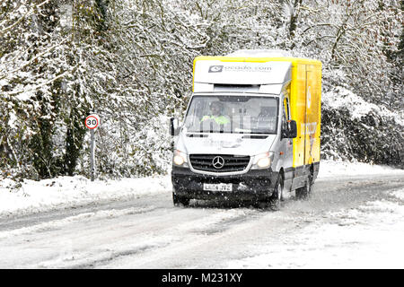 Ocado internet Lebensmittel Lebensmittel Supermarkt Lieferwagen auf Schnee Winter Straße, Lieferung nach Hause reisen Shopping Kunden England UK online abgedeckt Stockfoto